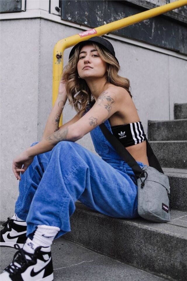 The One Gri Bel Çantası